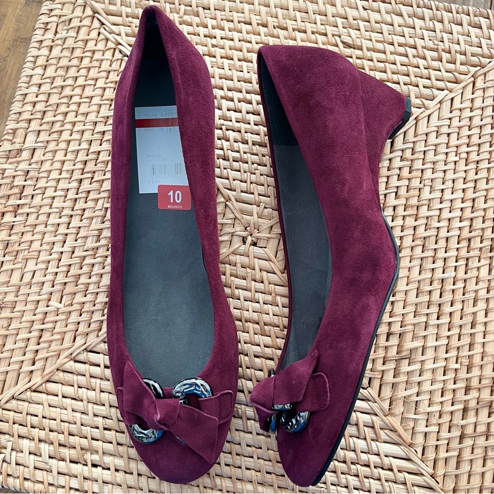 New Stuart Weitzman Ringme Suede Bordeaux Bow Heels $335 Metal Round Toe Spain